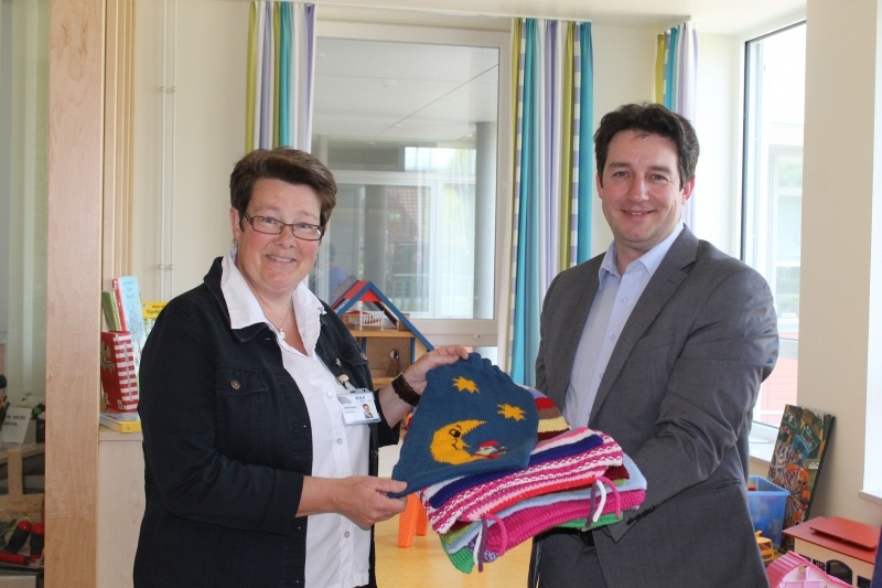 Übergabe der Stricksäckchen für die Kinderstation im Westküstenklinikum Heide